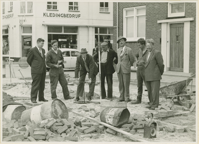 292 De aanleg van een nieuwe riolering in de Westkade te Sas van Gent. Het opendraaien van de installatie door ...