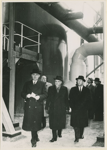 317 Rondleiding tijdens de opening van de nieuwe zwavelzuurfabriek te Sas van Gent. V.l.n.r.: Ir C.A.L. Horstmann, ...