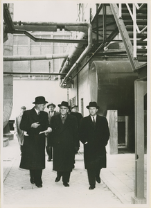 318 Rondleiding tijdens de opening van de nieuwe zwavelzuurfabriek te Sas van Gent. V.l.n.r.: Ir C.A.L. Horstmann, ...