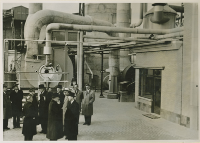 320 Rondleiding tijdens de opening van de nieuwe zwavelzuurfabriek te Sas van Gent. Rechts drs. M.C. Verburg, directeur ...