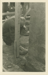 328 Eerste steenlegging door burgemeester R.A.J. den Boer tijdens de bouw van de openbare lagere school aan de ...