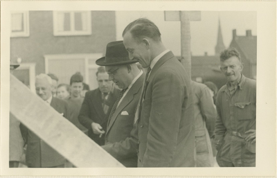 329 Eerste steenlegging door burgemeester R.A.J. den Boer (met hoed) tijdens de bouw van de openbare lagere school aan ...