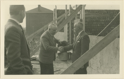331 Eerste steenlegging door burgemeester R.A.J. den Boer (rechts) tijdens de bouw van de openbare lagere school aan de ...
