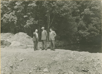 338 Aanleg van wegen in het zgn. Stevensbos te Sas van Gent. V.l.n.r. burgemeester R.A.J. den Boer, wethouder H.Ph. ...