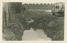 356 Demping van de Zwarte Watering te Sas van Gent. Op de achtergrond de textielfabriek De Schelde 