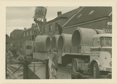 361 Demping van de Zwarte Watering te Sas van Gent. De eerste betonbuizen Ø 125 cm worden op de Westdam aangevoerd