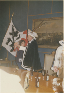 370 Mevrouw Dusarduijn maakt een dansje met Prins Carnaval Augusto de Tweede (A. de Smit) op muziek van De Vereenigde ...