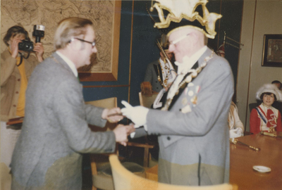 376 Ontvangst van Prins Carnaval en zijn gevolg door burgemeester W. Dusarduijn op het gemeentehuis te Sas van Gent