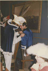 381 De heer R. Bral wordt een decoratie opgespeld door de Jeugdprins Carnaval van Sas van Gent