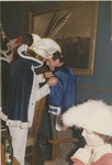 381 De heer R. Bral wordt een decoratie opgespeld door de Jeugdprins Carnaval van Sas van Gent