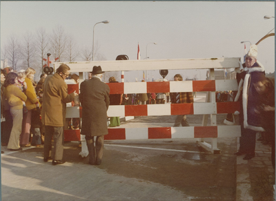 435 De opening van de bewaakte spoorwegovergang aan de Papegeulestraat te Sas van Gent door het wegnemen van een hek ...