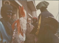 439 St. Nicolaas houdt een toespraak op het bordes van het gemeentehuis aan de Westkade te Sas van Gent. Rechts naast ...