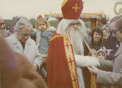446 St. Nicolaas overhandigt burgemeester W. Dusarduijn een cadeautje tijdens de intocht te Westdorpe. Links ...