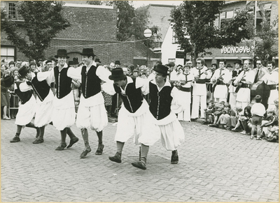 52 Optreden van de Joegoslavische dansgroep France Marolt op de Markt te Sas van Gent