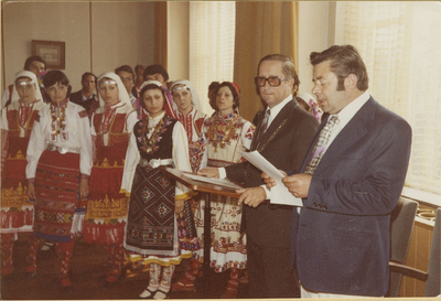 54 Ontvangst door burgemeester W. Dusarduijn van de Bulgaarse dansgroep Kremikovska Mladost in het Gemeentehuis aan de ...