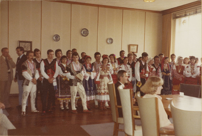 58 Ontvangst van de Bulgaarse dansgroep Kremikovska Mladost in het Gemeentehuis aan de Westkade te Sas van Gent