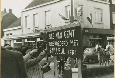 81 Onthulling van het plaatsnaambord Sas van Gent verbroederd met Bailleul (FR) tijdens de verbroederingsplechtigheid ...
