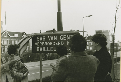 89 Onthulling van het plaatsnaambord Sas van Gent verbroederd met Bailleul (FR) tijdens de verbroederingsplechtigheid ...