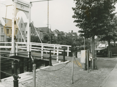 890004 Ophaalbrug over de jachthaven te Sas van Gent