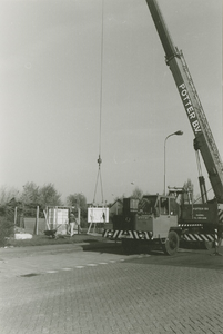 890024 Oprichting gedenkteken van de Suiker Unie met behulp van een kraanwagen aan de Canadalaan te Sas van Gent