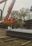 890148 Een kraanwagen brengt materiaal ten behoeve van de bouw van het gemeenschapshuis De Kaaie aan de ...