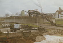 890162 De fabriek van de Suiker Unie aan de Westkade te Sas van Gent in bedrijf tijdens de laatste campagne