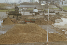 890166 De fabriek van de Suiker Unie aan de Westkade te Sas van Gent in bedrijf tijdens de laatste campagne