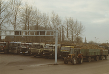 890169 Aanvoer van suikerbieten tijdens de laatste campagne van de Suiker Unie aan de Westkade te Sas van Gent