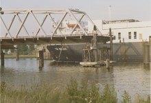 890178 Een schip bij de brug Sluiskil-Terneuzen op het kanaal van Gent naar Terneuzen