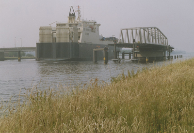 890179 Een roroschip bij de brug Sluiskil-Terneuzen op het kanaal van Gent naar Terneuzen