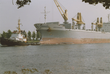 890180 Een sleepboot en een tanker op het kanaal van Gent naar Terneuzen ter hoogte van Sas van Gent