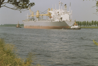 890216 Een tanker voortgetrokken en geduwd door twee sleepboten in het kanaal van Gent naar Terneuzen ter hoogte van ...