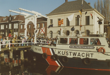 890247 Intocht van Sint Nicolaas te Sas van Gent. Sint Nicolaas arriveert met de boot bij de ophaalbrug aan de Oostkade