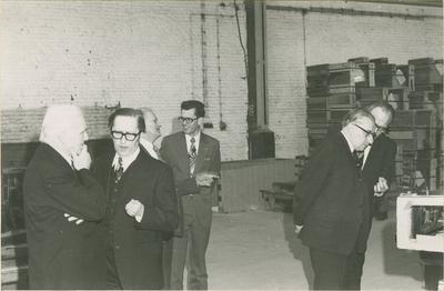 9 Bezoek aan de glasfabriek te Sas van Gent door de Commissaris der Koningin mr. J. van Aartsen (midden) tijdens diens ...