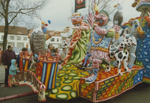 900008 Een carnavalswagen tijdens de carnavalsoptocht te Sas van Gent