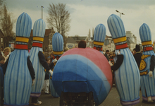 900039 Een groep als kegels verklede personen tijdens de carnavalsoptocht te Sas van Gent