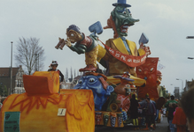 900042 Een carnavalswagen tijdens de carnavalsoptocht te Sas van Gent