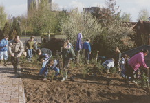 900074 Kinderen planten bomen aan het Bolwerk bij de Waterkorenmolen te Sas van Gent tijdens de boomplantdag