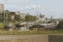 930038 Kanaalarm bij de fabriek van de Suiker Unie aan de Westkade te Sas van Gent