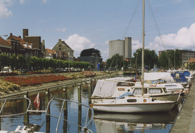 930143 De jachthaven aan de Westkade te Sas van Gent. Rechts op de achtergrond de fabriek van de Suiker Unie