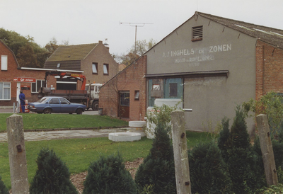 930175 Het bedrijf van A.J. Inghels en Zonen aan de Kloosterlaan te Sas van Gent
