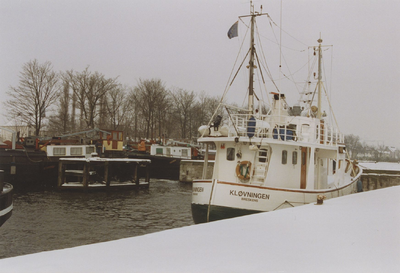 940045 Schepen in de haven aan de besneeuwde Oude Sluis te Sas van Gent
