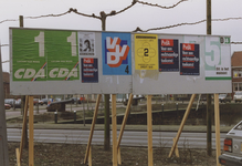 940074 Een aanplakbord met affiches van de politieke partijen die meedoen met de gemeenteraadsverkiezingen op de ...