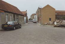 940188 Sloop van woningen op de hoek van de Kleine Markt en de Noordweststraat te Sas van Gent