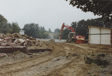 940200 Grondwerkzaamheden met behulp van een graafmachine ten behoeve van de renovatie van het zwembad aan de ...