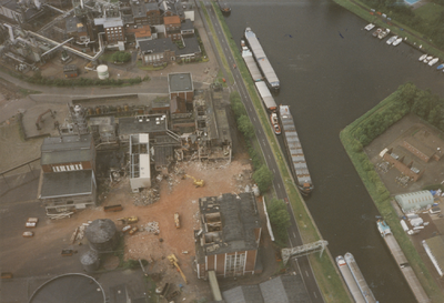 940203 Sloop van de fabriek van de Suiker Unie aan de Westkade te Sas van Gent gezien vanuit de lucht