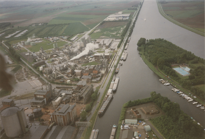 940205 Gezicht op de fabriek van Cerestar aan de Westkade te Sas van Gent vanuit de lucht