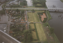 940206 Gezicht op de Brug Sas van Gent aan de Oostpoortweg, de tennisvelden aan de Sportkade, en de Prinsenkade en de ...