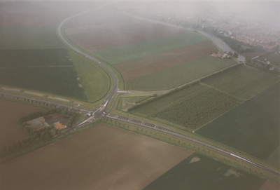 940207 Gezicht op de kruising Tractaatweg, Molenstraat en Oostpoortweg bij Westdorpe vanuit de lucht. Rechtsboven de ...