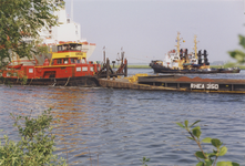 940237 Schepen op het Kanaal van Gent naar Terneuzen bij Sas van Gent